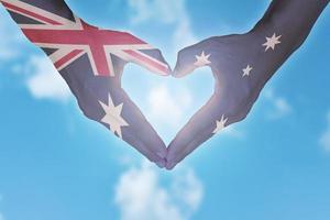 australiensiska flaggan målad på händerna i hjärtformad. australiens dag. foto