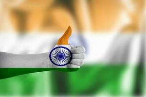 Indiens nationella flagga måla på händerna. mänskliga lika rättigheter koncept foto