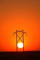 solnedgången bakom saskatchewan hydro tower foto