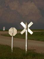 stormmoln bygger bortom en saskatchewan vägkorsning foto