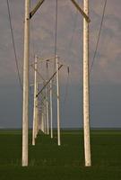 stormmoln bakom vattenkraftstorn i saskatchewan foto