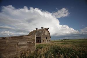 stormmoln över saskatchewan homestead foto