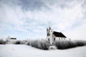 gammal lantkyrka och hiss i aylesbury foto