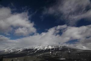 steniga berg på vintern foto