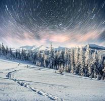 stjärnhimmel i vinter snöig natt. fantastiska Vintergatan på nyårsafton. i väntan på semestern. dramatisk scen. karpaterna. ukraina foto