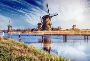 traditionella holländska väderkvarnar från kanalen rotterdam. holland foto