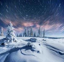 stjärnhimmel i vinter snöig natt. fantastiska Vintergatan på nyårsafton. i väntan på semestern. dramatisk scen. karpaterna. ukraina foto