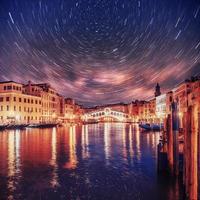 stadslandskap. rialtobron ponte di rialto i Venedig. fantastisk stjärnhimmel. foto