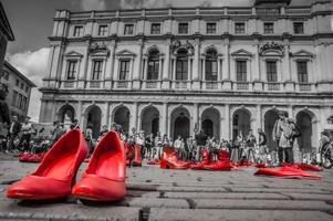 bergamo italien 2013 röda skor för att fördöma våld mot kvinnor foto