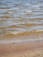 vågor och sand foto