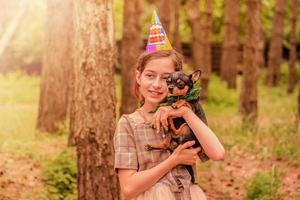 grattis på födelsedagen flicka med en svart chihuahua hund. Grattis på födelsedagen foto