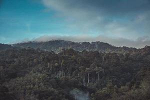 morgonvy av bergslandskap med dimma på himmel och moln bakgrund i phatthalung-provinsen, södra Thailand. foto