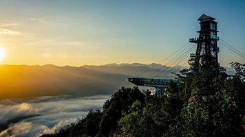 betong, yala, thailand talay mok aiyoeweng skywalk dimma utsiktspunkt det finns turistbesökta hav av dimma på morgonen foto