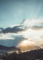 morgonvy av bergslandskap med dimma på himmel och moln bakgrund i phatthalung-provinsen, södra Thailand. foto