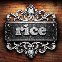 ris ord av järn på trä bakgrund foto