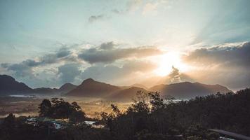 morgonvy av bergslandskap med dimma på himmel och moln bakgrund i phatthalung-provinsen, södra Thailand. foto