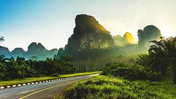 landskap av berg i krabi provinsen thailand foto