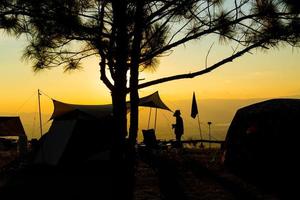 campingatmosfär under solnedgången, thailand foto