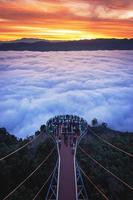 betong, yala, thailand talay mok aiyoeweng skywalk dimma utsiktspunkt det finns turistbesökta hav av dimma på morgonen foto