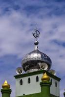 arabisk skrift som betyder gud ovanför moskéns kupol foto