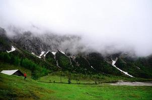 bergslandskap med snö och dimma foto