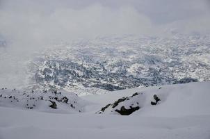 berg med snö foto