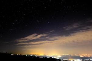 stjärnhimmel med stjärnfall foto