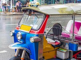 typiska färgglada tuk tuk i bangkok thailand. foto