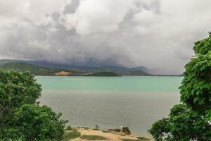 koh samui, surat thani, thailand. turkost vatten dystra stormmoln. foto