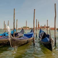 gondol vid brygga med bakgrund giudecca i Venedig foto