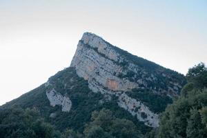 landskap av bergen i de katalanska pyrenéerna i organya i spanien foto