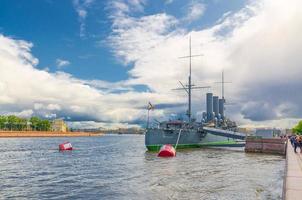 Sankt Petersburg, Ryssland, 3 augusti 2019 aurora skyddade kryssningsmuseumsfartyg foto