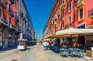milano, Italien, 9 september 2018 via gågata casale med restauranger, traditionella byggnader i milano foto
