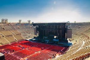 verona, Italien, 12 september 2019 verona arena interiör inifrån med stenställningar och scen. romersk amfiteater foto