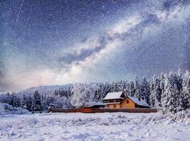 vinterlandskap. bergsby i de ukrainska karpaterna. foto