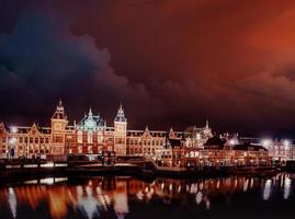 vacker natt i amsterdam. belysning av byggnader foto