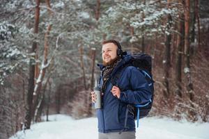 man resenär med ryggsäck vandring resor livsstil äventyr koncept aktiv semester utomhus. vacker landskapsskog foto