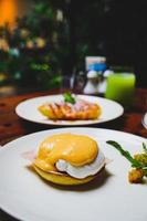 ägg frukostmat på morgonen. pocherad maträtt, rostad. läcker måltid tallrik välsmakande närbild på bordet. kök hemgjord tallrik fotografering. foto