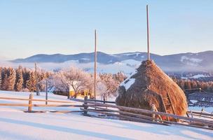 hus i bergen på vintern. foto vykort. karpaterna, ukraina