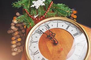 nyårsklocka. gamla klockor och juldekorationer. begreppet nytt år och jul. foto