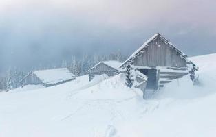 stuga i bergen på vintern. mystisk dimma. i väntan på semester. karpaterna. ukraina, europa foto