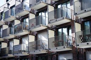 många små balkonger med bord och stolar på en studentbostad i Köln foto