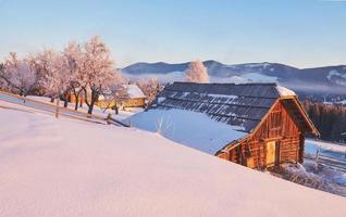 hus i bergen på vintern. foto vykort. karpaterna, ukraina