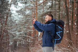 man resenär med ryggsäck vandring resor livsstil äventyr koncept aktiv semester utomhus. vacker landskapsskog foto