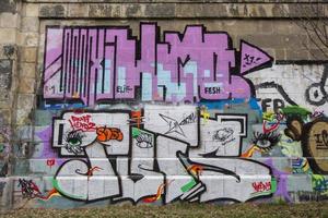 Wien, Österrike, 5 februari 2014 - se på graffiti på väggen i Wien. city of vienna med projekt wienerwand -vienna wall, erbjuder unga konstnärer från graffitiscenen lagliga områden för sin konst. foto