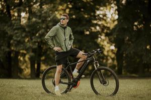 ung man rider ebike i naturen foto