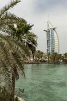 dubai, uae, 8 maj 2015 - utsikt på hotel burj al arab från madinat jumeirah i dubai. madinat jumeirah omfattar två hotell och kluster av 29 traditionella arabiska hus. foto