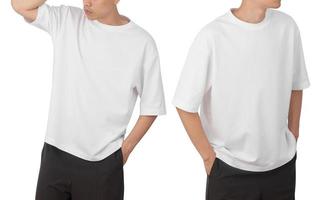 ung man i tom oversize t-shirt mockup fram och bak som används som formgivningsmall, isolerad på vit bakgrund med urklippsbana foto