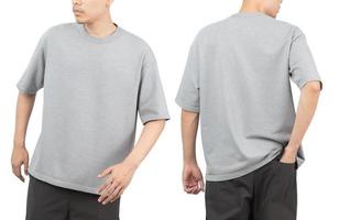 ung man i grå oversize t-shirt mockup fram och bak som används som designmall, isolerad på vit bakgrund med urklippsbana foto