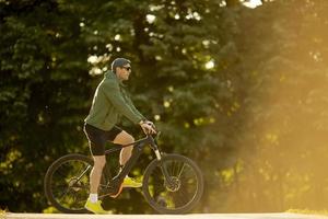 ung man rider ebike i naturen foto